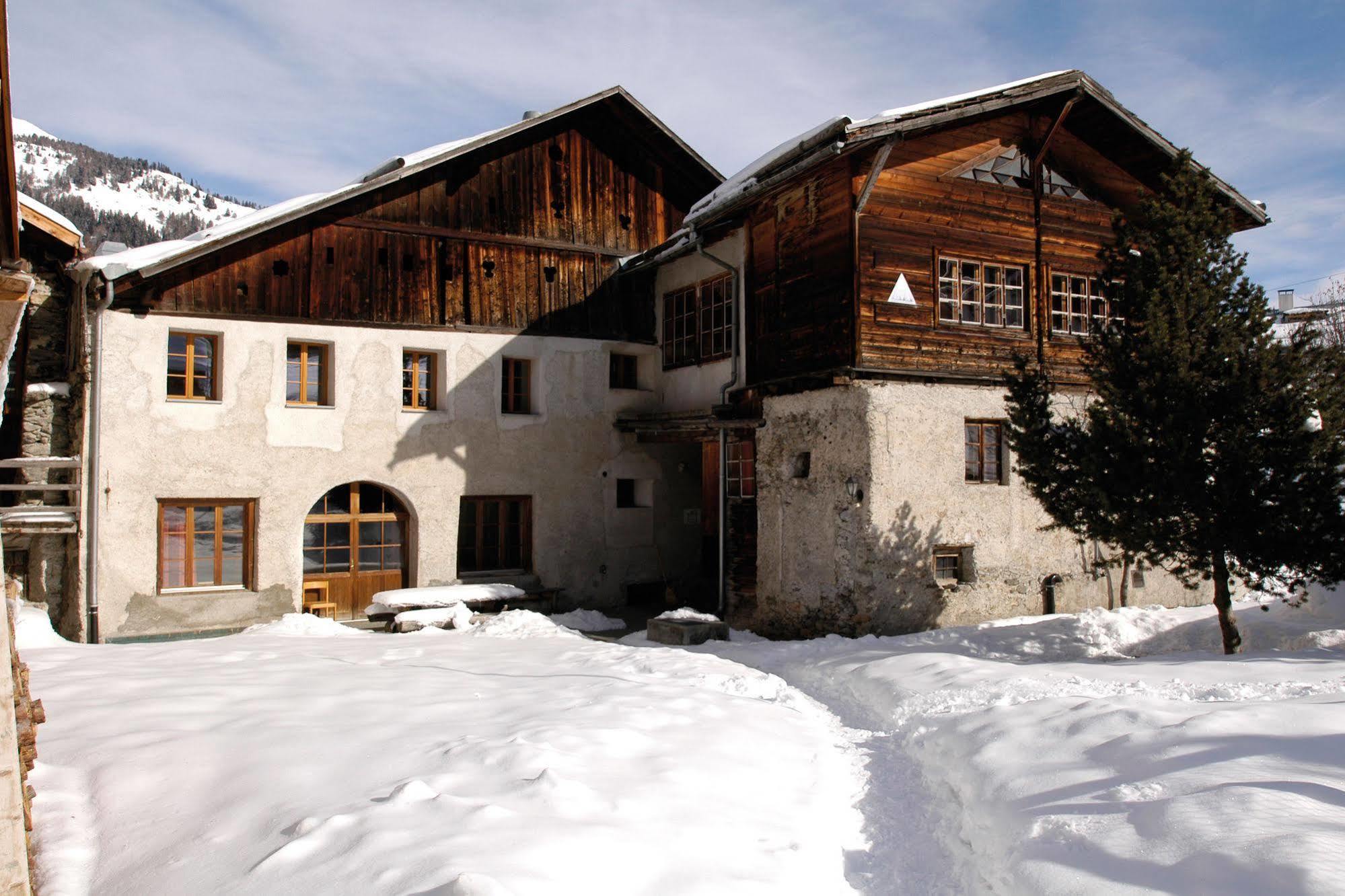 Sta-Maria Youth Hostel Santa Maria Val Muestair Екстериор снимка